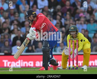 Oval, Angleterre. 3 juillet 2023. Sophie Ecclestone d’Angleterre bat tandis que la capitaine australienne d’Alyssa Healy regarde lors du deuxième match Vitality IT20 entre les England Women et les Australia Women. Crédit : Nigel Bramley/Alamy Live News Banque D'Images