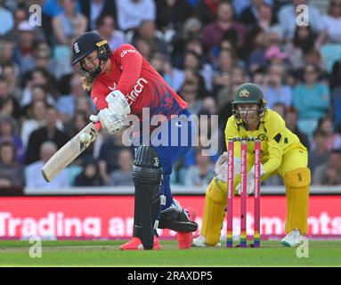 Oval, Angleterre. 3 juillet 2023. Sophie Ecclestone d’Angleterre bat tandis que la capitaine australienne d’Alyssa Healy regarde lors du deuxième match Vitality IT20 entre les England Women et les Australia Women. Crédit : Nigel Bramley/Alamy Live News Banque D'Images