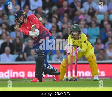 Oval, Angleterre. 3 juillet 2023. Sophie Ecclestone d’Angleterre bat tandis que la capitaine australienne d’Alyssa Healy regarde lors du deuxième match Vitality IT20 entre les England Women et les Australia Women. Crédit : Nigel Bramley/Alamy Live News Banque D'Images