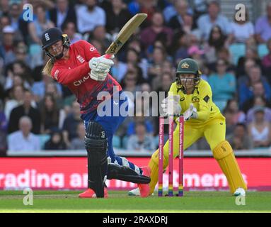 Oval, Angleterre. 3 juillet 2023. Sophie Ecclestone d’Angleterre bat tandis que la capitaine australienne d’Alyssa Healy regarde lors du deuxième match Vitality IT20 entre les England Women et les Australia Women. Crédit : Nigel Bramley/Alamy Live News Banque D'Images