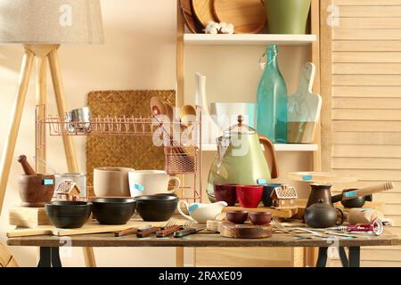 De nombreux ustensiles de cuisine différents dans la chambre. Vente de garage Banque D'Images