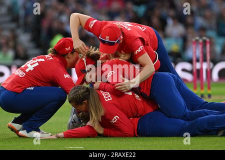 Oval, Angleterre. 3 juillet 2023. La capitaine Heather Knight (en haut), Alice Capsey (à gauche) et Sophie Ecclestone félicitent Charlie Dean, d’Angleterre, pour son lancer après avoir perdu une prise lors du deuxième match de Vitality IT20 entre l’Angleterre féminine et l’Australie féminine. Crédit : Nigel Bramley/Alamy Live News Banque D'Images