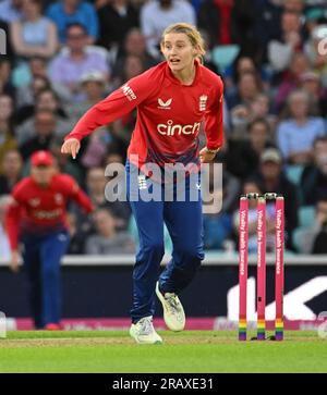 Oval, Angleterre. 3 juillet 2023. Charlie Dean de l'Angleterre lors du deuxième match Vitality IT20 entre l'Angleterre femmes et l'Australie femmes. Crédit : Nigel Bramley/Alamy Live News Banque D'Images