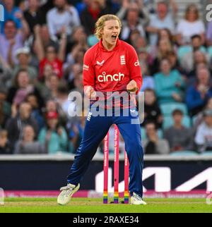 Oval, Angleterre. 3 juillet 2023. Charlie Dean d'Angleterre balle Grace Harris d'Australie lors du deuxième match de Vitality IT20 entre les England Women et les Australia Women. Crédit : Nigel Bramley/Alamy Live News Banque D'Images