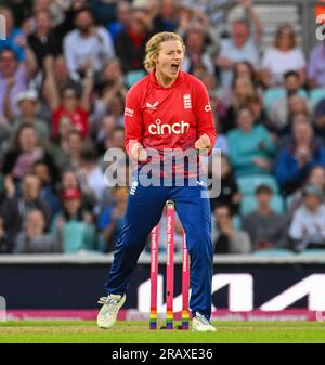 Oval, Angleterre. 3 juillet 2023. Charlie Dean d'Angleterre balle Grace Harris d'Australie lors du deuxième match de Vitality IT20 entre les England Women et les Australia Women. Crédit : Nigel Bramley/Alamy Live News Banque D'Images