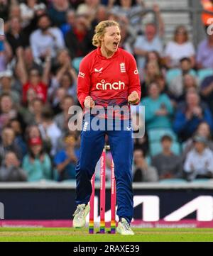 Oval, Angleterre. 3 juillet 2023. Charlie Dean d'Angleterre balle Grace Harris d'Australie lors du deuxième match de Vitality IT20 entre les England Women et les Australia Women. Crédit : Nigel Bramley/Alamy Live News Banque D'Images