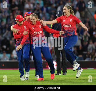 Oval, Angleterre. 3 juillet 2023. Sophie Ecclestone d'Angleterre célèbre avec son équipe après avoir bowling le ballon final dans la victoire pour l'Angleterre au deuxième match Vitality IT20 entre les femmes d'Angleterre et les femmes d'Australie. Crédit : Nigel Bramley/Alamy Live News Banque D'Images