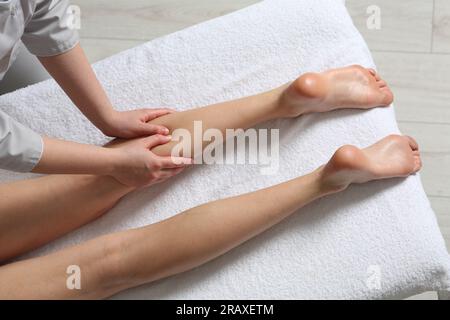 Femme recevant un massage des jambes dans le salon de spa, en gros plan Banque D'Images