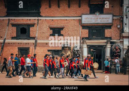 Bhaktapur, Népal - 16 avril 2023 : les habitants se réunissent et célèbrent le festival Biska Jatra (Bisket Jatra) ou le nouvel an népalais à Bhaktapur, Népal Banque D'Images