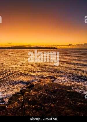 Paysage marin au lever du soleil depuis la réserve de Paul Landers à Pearl Beach sur la côte centrale, Nouvelle-Galles du Sud, Australie. Banque D'Images