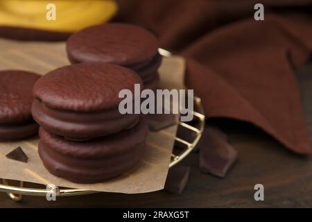 Délicieuses tartes au chocolat sur une table en bois, closeup. Espace pour le texte Banque D'Images