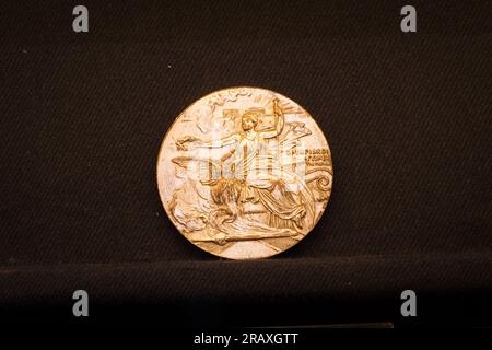 Tartu, Estonie - 10 juin 2023 : conception de la médaille de participation aux Jeux olympiques d'Athènes 1906. Banque D'Images