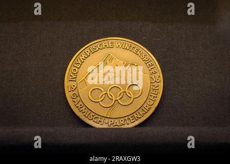 Tartu, Estonie - 10 juin 2023 : conception de la médaille de participation aux Jeux olympiques de Garmisch-Partenkirchen 1936. Banque D'Images