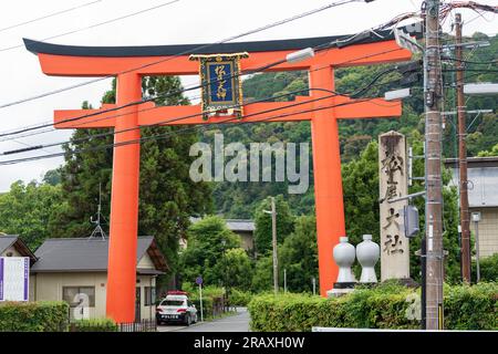 Kyoto, Japon - juin 12 2023 : Matsunoo Taisha Shrine porte Torii. Banque D'Images