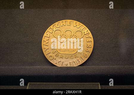 Tartu, Estonie - 10 juin 2023 : conception de la médaille de participation aux Jeux olympiques d'Innsbruck 1964. Banque D'Images