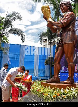 Non exclusif : 05 juillet 2023, Kolkata, Inde : vainqueur de la coupe du monde de la FIFA 2022, le gardien argentin Emiliano Martinez dépose une couronne aux pieds d'un Banque D'Images