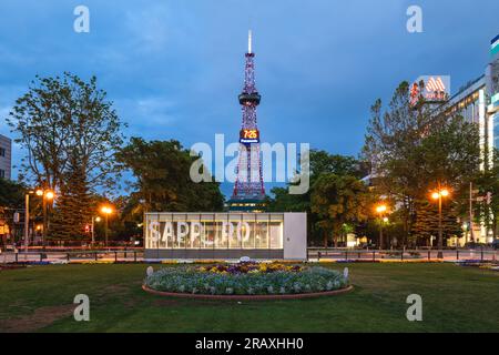 4 juin 2023 : Tour de télévision Sapporo au parc Odori à Sapporo, Hokkaido, Japon. Il s'agit d'une tour de diffusion de télévision et de radio construite en 1957 avec une observation d Banque D'Images