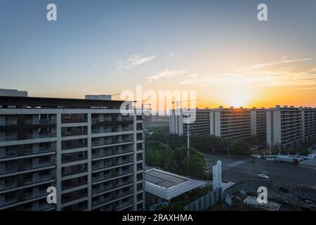 Le lever du soleil sur Chengdu commercial et Trade City. Banque D'Images