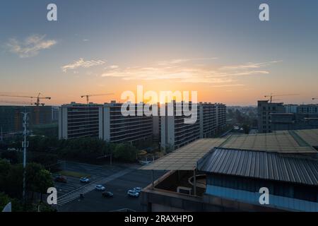 Le lever du soleil sur Chengdu commercial et Trade City. Banque D'Images