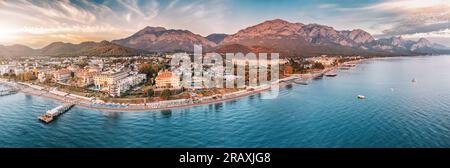 Beauté de Kemer d'une nouvelle perspective avec vue aérienne à couper le souffle, mettant en valeur un panorama époustouflant d'hôtels nichés au milieu de la terre montagneuse pittoresque Banque D'Images