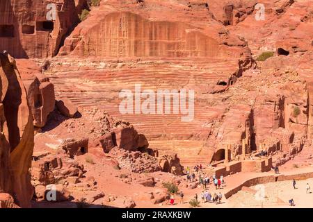 Pétra, Jordanie - 3 novembre 2022 : amphithéâtre nabatéen dans la ville antique, vue aérienne en grand angle Banque D'Images