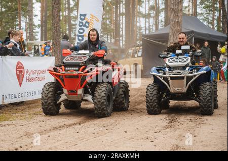 RÉPUBLIQUE DE CARÉLIE, RUSSIE - CIRCA JUIN 2022 : tournoi tout-terrain Ladoga Trophy 2022 en Carélie. Les coureurs de VTT commencent solennellement la course Banque D'Images