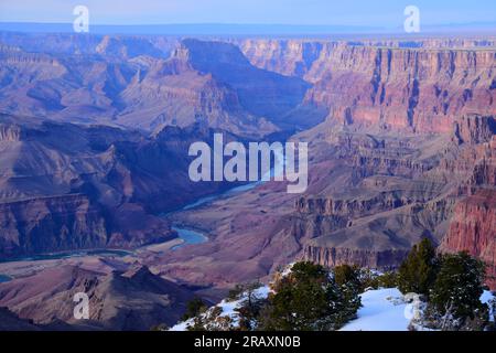 vue sur le vaste bord sud du grand canyon depuis le désert au printemps dans le parc national du grand canyon, en arizona Banque D'Images