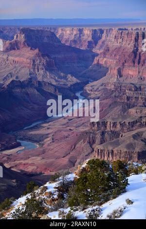 vue sur le vaste bord sud du grand canyon depuis le désert au printemps dans le parc national du grand canyon, en arizona Banque D'Images