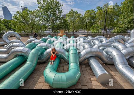 Toit de la station de métro Temple, Londres, Royaume-Uni. 6 juillet 2023. Holly Hendry (photographie) première commande publique à Londres. Conçue pour le jardin de l'artiste, l'œuvre slackwater spécifique au site occupe la vaste terrasse sur le toit de la station de métro Temple. Le projet poursuit le dévouement de theCoLAB à commander des installations contemporaines innovatrices par des femmes artistes dans ce site unique d'un demi-acre. Crédit : Malcolm Park/Alamy Live News Banque D'Images