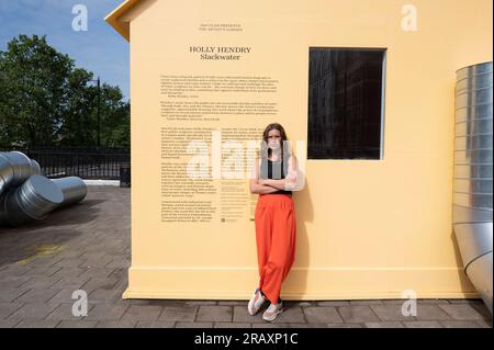 Toit de la station de métro Temple, Londres, Royaume-Uni. 6 juillet 2023. Holly Hendry (photographie) première commande publique à Londres. Conçue pour le jardin de l'artiste, l'œuvre slackwater spécifique au site occupe la vaste terrasse sur le toit de la station de métro Temple. Le projet poursuit le dévouement de theCoLAB à commander des installations contemporaines innovatrices par des femmes artistes dans ce site unique d'un demi-acre. Crédit : Malcolm Park/Alamy Live News Banque D'Images