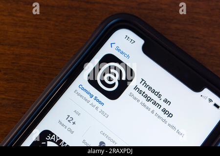 Logo de l'application threads visible dans l'App Store sur un iPhone. Threads est une application SNS en ligne appartenant à la société américaine Meta Platforms Inc. Il a été lancé le 5 juillet Banque D'Images