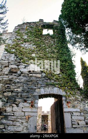 Perledo, province de Lecco, région Lombardie, rive orientale du lac de Côme, Italie. Castello di Vezio. Le château, datant du 11e siècle après JC, surplombe et domine la rive orientale du lac de Côme. A l'intérieur du bâtiment il y a aussi une fauconnerie. Banque D'Images