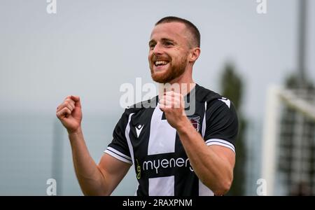 Grimsby UK, 4 juillet 2023. Niall Maher marque, lors du match amical de pré-saison entre le Grimsby Borough FC et le Grimsby Town FC au BR Banque D'Images