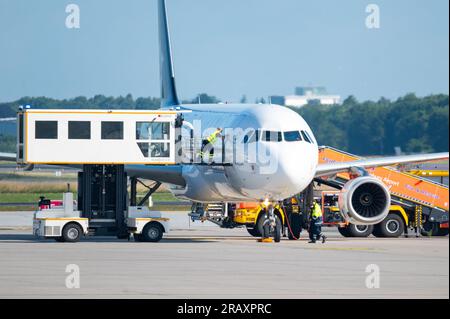 Hambourg, Allemagne. 06 juillet 2023. Des camions de pompiers et du personnel d'urgence se tiennent à côté de l'avion stationné sur le terrain d'aviation. En raison d'un poêle à fumer, un avion en route pour Istanbul a atterri à Hambourg peu après le décollage. Un porte-parole de Turkish Airlines a confirmé jeudi matin à Deutsche presse-Agentur que l'Airbus A 321 devait faire demi-tour et atterrir à Hambourg en raison d'un "problème technique". Crédit : Jonas Walzberg/dpa/Alamy Live News Banque D'Images