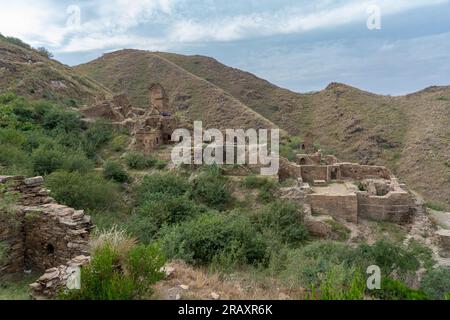 Vue de l'ancien monastère bouddhiste Takht-i-Bahi ou Takht Bhai de l'ère Gandhara, site du patrimoine mondial de l'UNESCO à Mardan, Khyber Pakhtunkhwa, Pakistan Banque D'Images