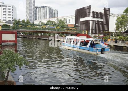 Croisière sur la rivière Melaka passant sous le pont Jambatan Pasar à Melaka Banque D'Images