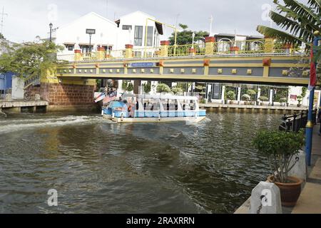 Croisière sur la rivière Melaka passant sous le pont Jambatan Kampung Jawa à Melaka Banque D'Images