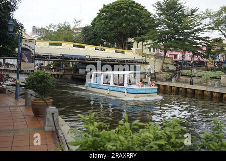 Croisière sur la rivière Melaka passant sous le pont Jambatan Chan Koon Cheng à Melaka Banque D'Images