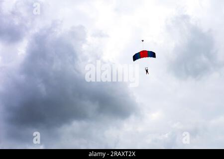 parachutiste dans un ciel nuageux, un sport extrême. danger Banque D'Images