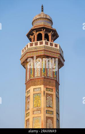 Décoration colorée en mosaïque kashi-kari ou faïence sur le minaret de la mosquée de Wazir Khan de l'ère moghole dans la ville fortifiée de Lahore, Punjab, Pakistan Banque D'Images