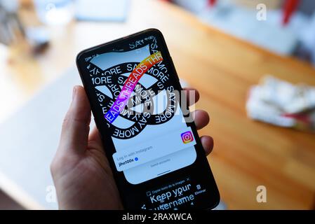Dans cette illustration photo, les fils d'application de Meta est vu sur l'écran d'un téléphone portable dans la main d'une personne. Threads est la dernière application Laun Banque D'Images