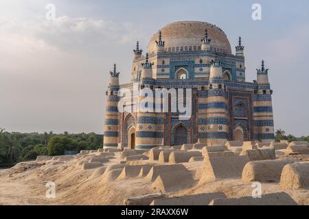 Paysage coucher de soleil vue de l'ancienne tombe bleue médiévale de Bibi Jawindi dans le cimetière traditionnel, UCH Sharif, Bahawalpur, Punjab, Pakis Banque D'Images