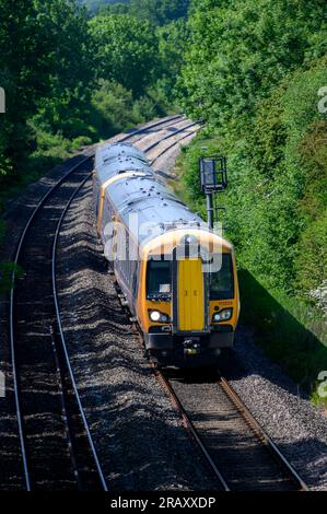 West Midlands trains de classe 172 voyageant le long de la voie ferrée dans le Warwickshire, en Angleterre. Banque D'Images