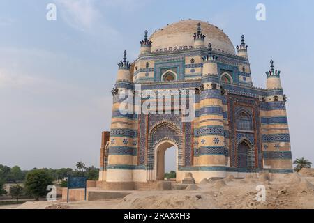 Vue de l'architecture islamique médiévale de l'ancienne tombe bleue octogonale de Bibi Jawindi, UCH Sharif, Bahawalpur, Punjab, Pakistan Banque D'Images