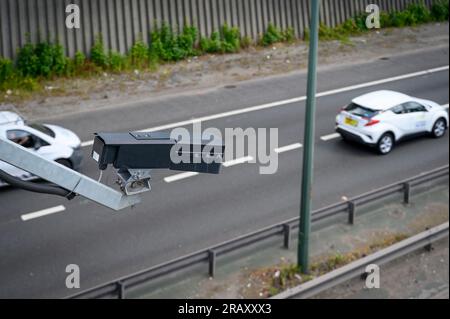 Caméra ANPR sur une autoroute en Angleterre. Banque D'Images