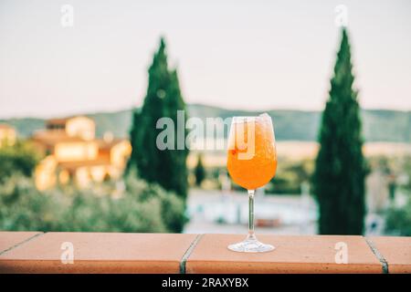 Cocktails rafraîchissants aperol Spritz avec des tranches d'orange. Paysage toscan sur fond Banque D'Images