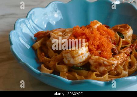 gros plan pâtes de crevettes frites épicées sur le dessus avec mentaiko Banque D'Images