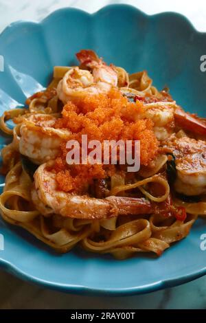 gros plan pâtes de crevettes frites épicées sur le dessus avec mentaiko Banque D'Images