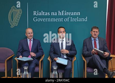 (De gauche à droite) Tanaiste Micheal Martin, Taoiseach Leo Varadkar et le ministre de l'Environnement, du climat et des Communications Eamon Ryan lors d'une réunion avec des acteurs privés, publics et bénévoles au Sommet de l'énergie, dans les Goverment Buildings, Dublin. Le sommet examinera comment positionner l'Irlande pour tirer profit de l'abandon des combustibles fossiles au profit des sources d'énergie indigènes renouvelables. Date de la photo : jeudi 6 juillet 2023. Banque D'Images