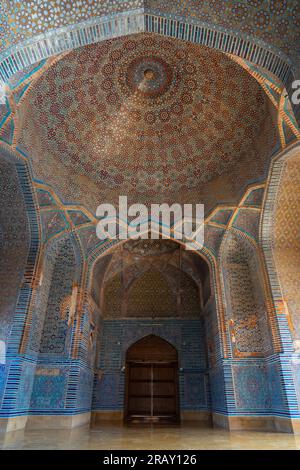 Thatta, Sindh, Pakistan - 11 17 2019 : magnifique décoration colorée en mosaïque à l'intérieur de l'ancienne mosquée Shah Jahan Banque D'Images